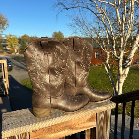Brown Cowgirl Boots - Picture 2 of 7